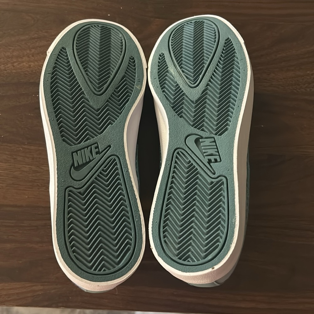 Women's Nike Sneakers - Picture 9 of 10